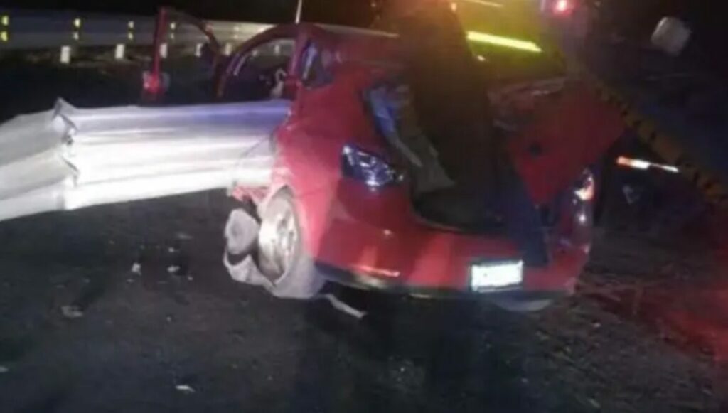 Robo de auto termina en accidente en la autopista México-Pachuca