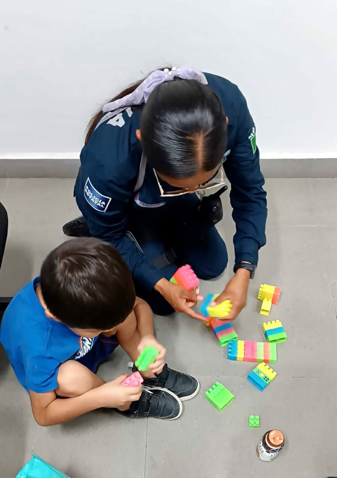 Policía Violeta auxilia a menor con autismo