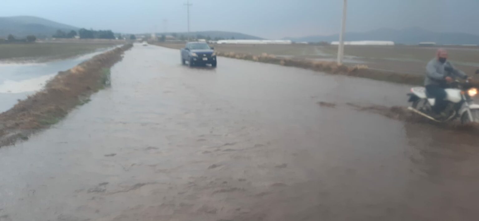 Fuerte aguacero cubre carreteras en comunidades de Apan