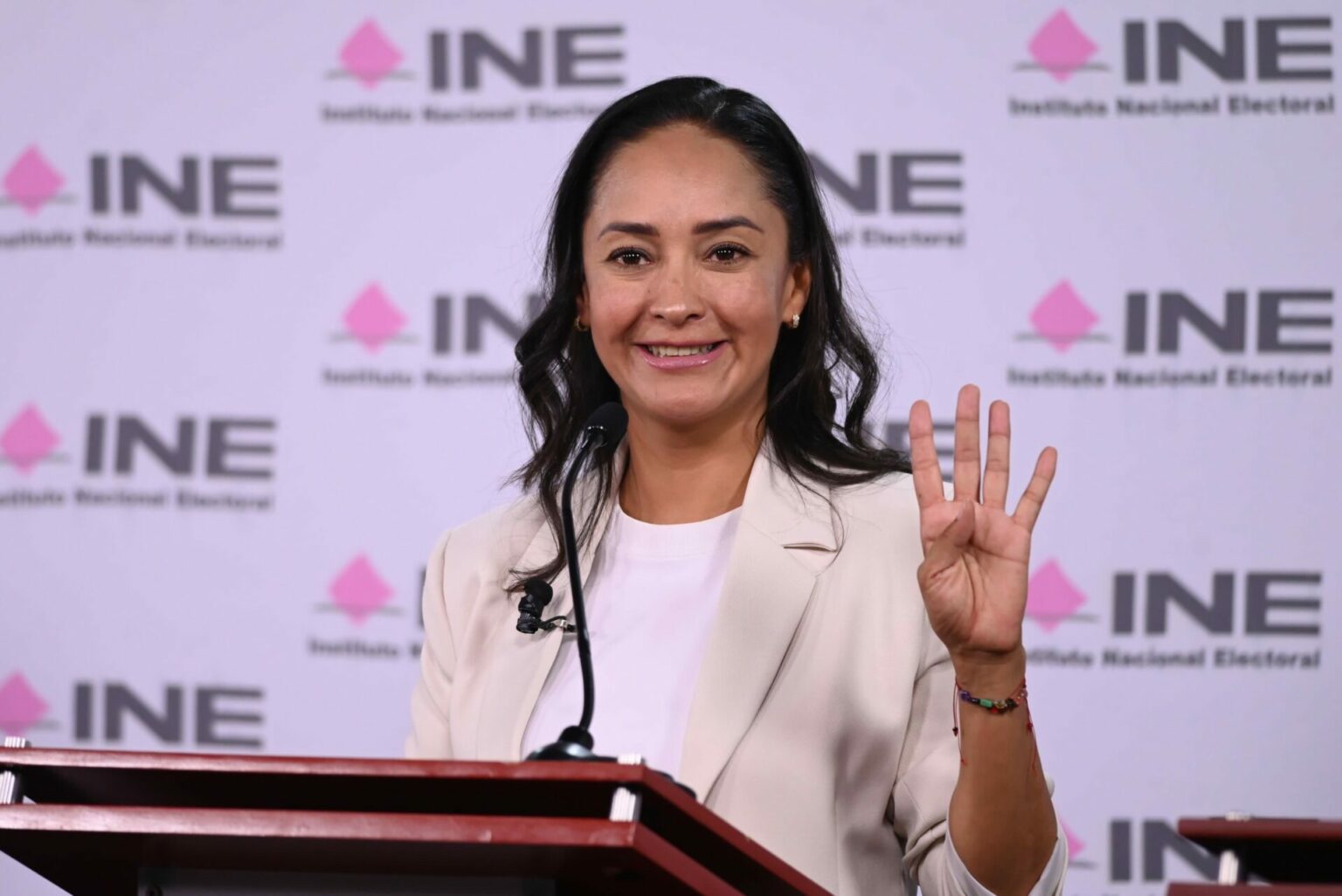 Mirna Rubio llama a dar la espalda al viejo régimen que privilegiaba a sus amigos