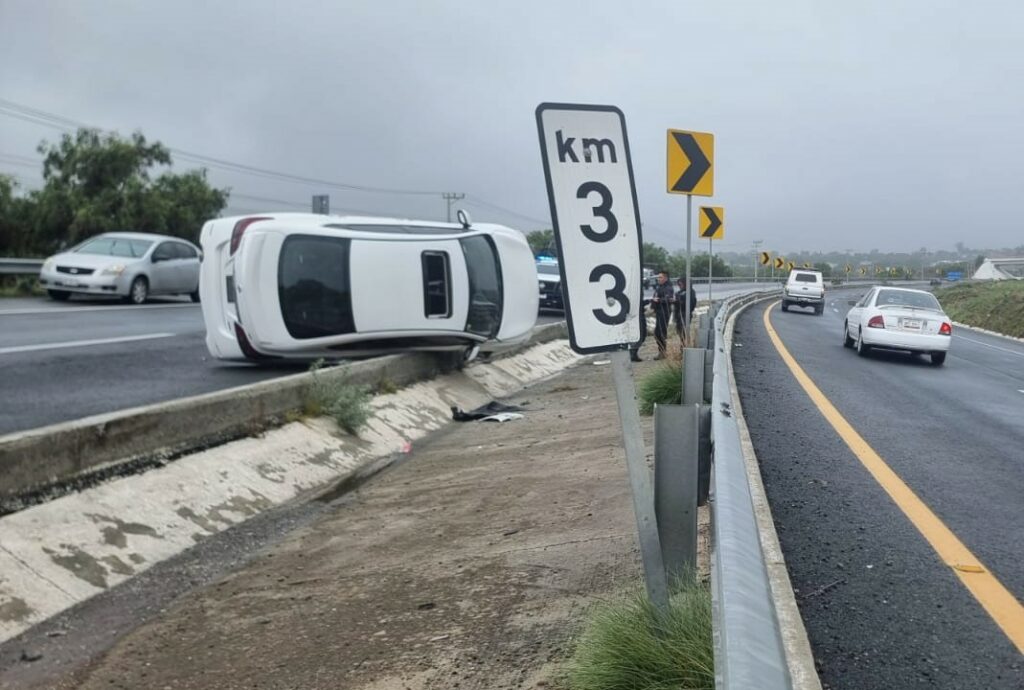 Pareja de apanense volcó su automóvil