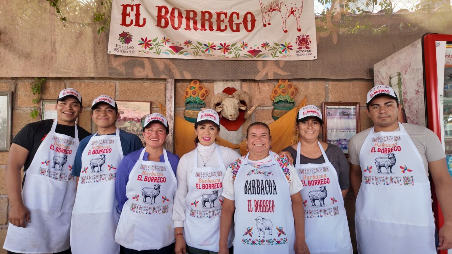 Reyna Mejía, demuestra cómo las mujeres pueden hacer barbacoa