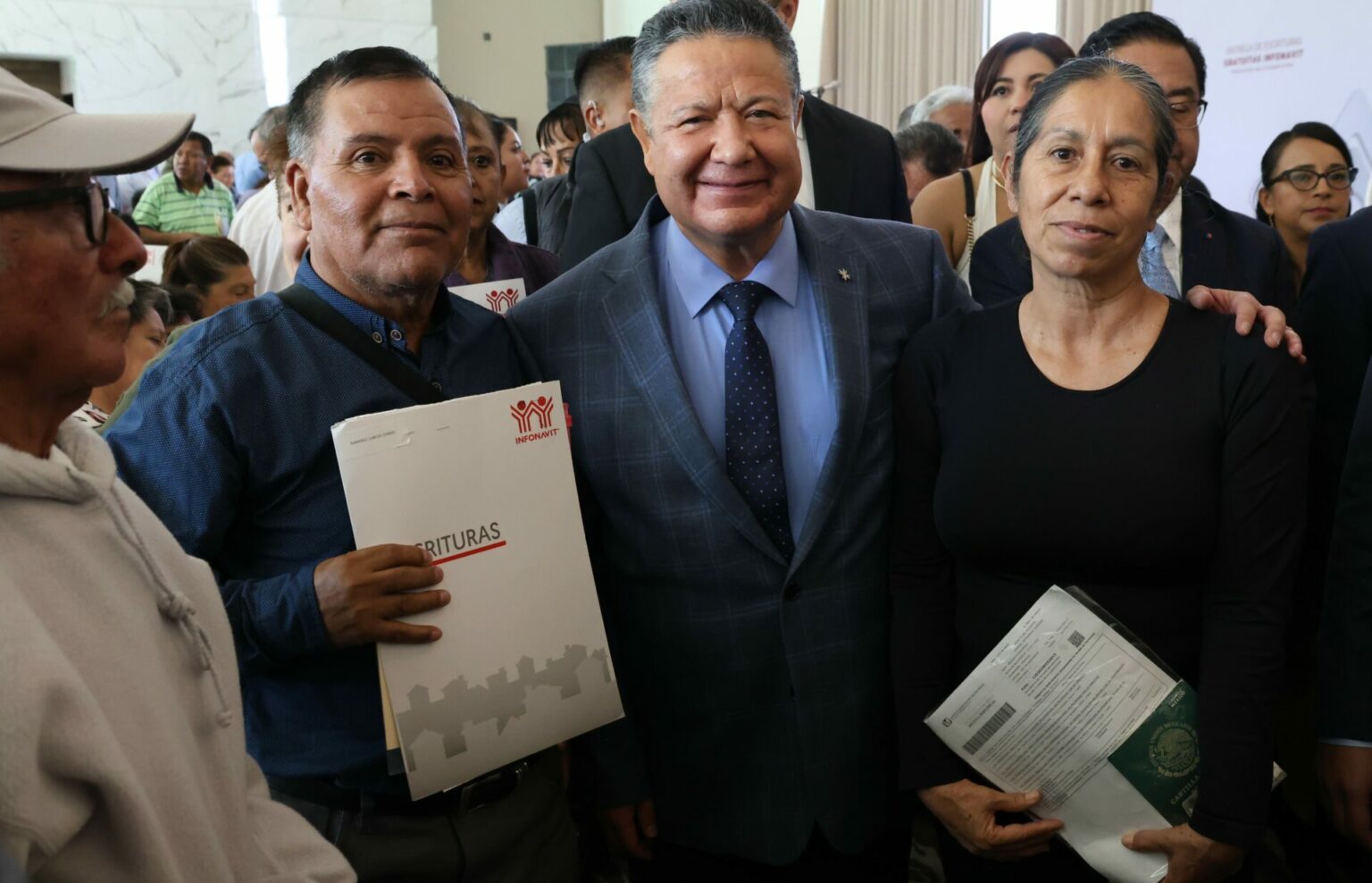 Reciben 500 familias hidalguenses escrituras gratuitas del Infonavit