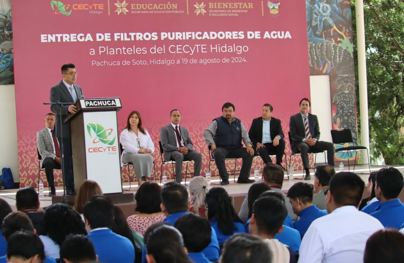 Entrega de filtros purificadores de agua para CECyTEH
