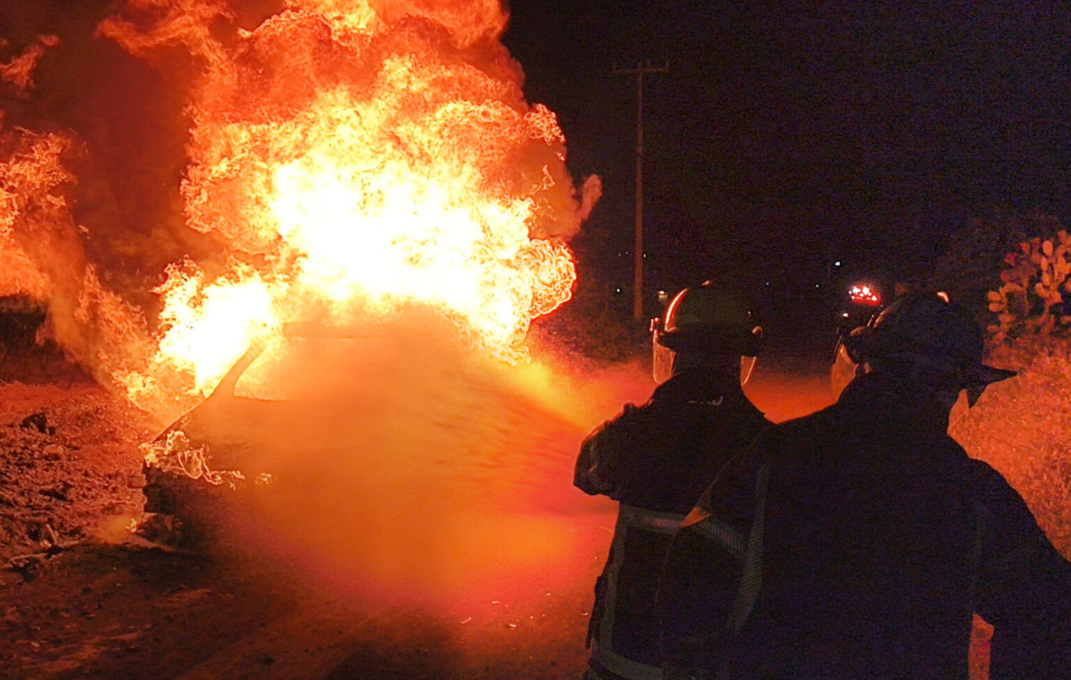 Bomberos sofocan incendio en vehículo cargado con hidrocarburo