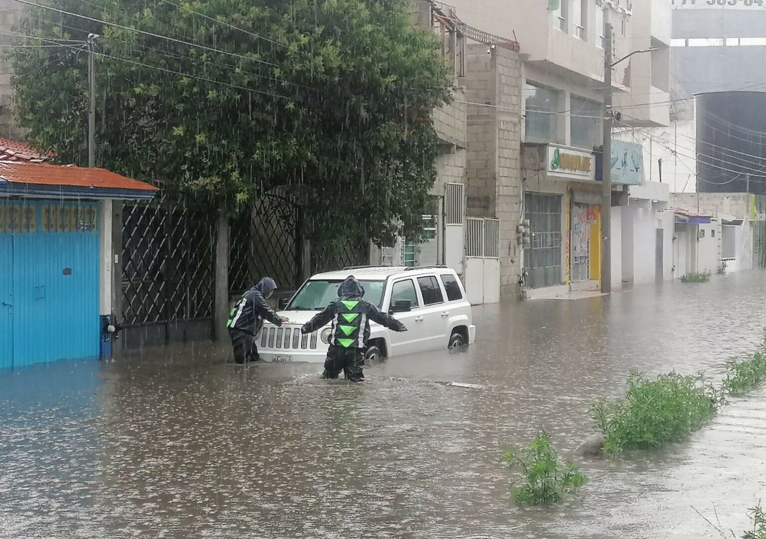 Tres colonias se vieron afectadas por fuertes lluvias