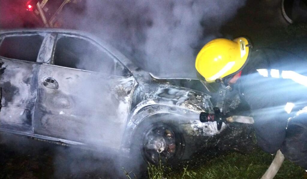 Bomberos atienden incendio de vehículo