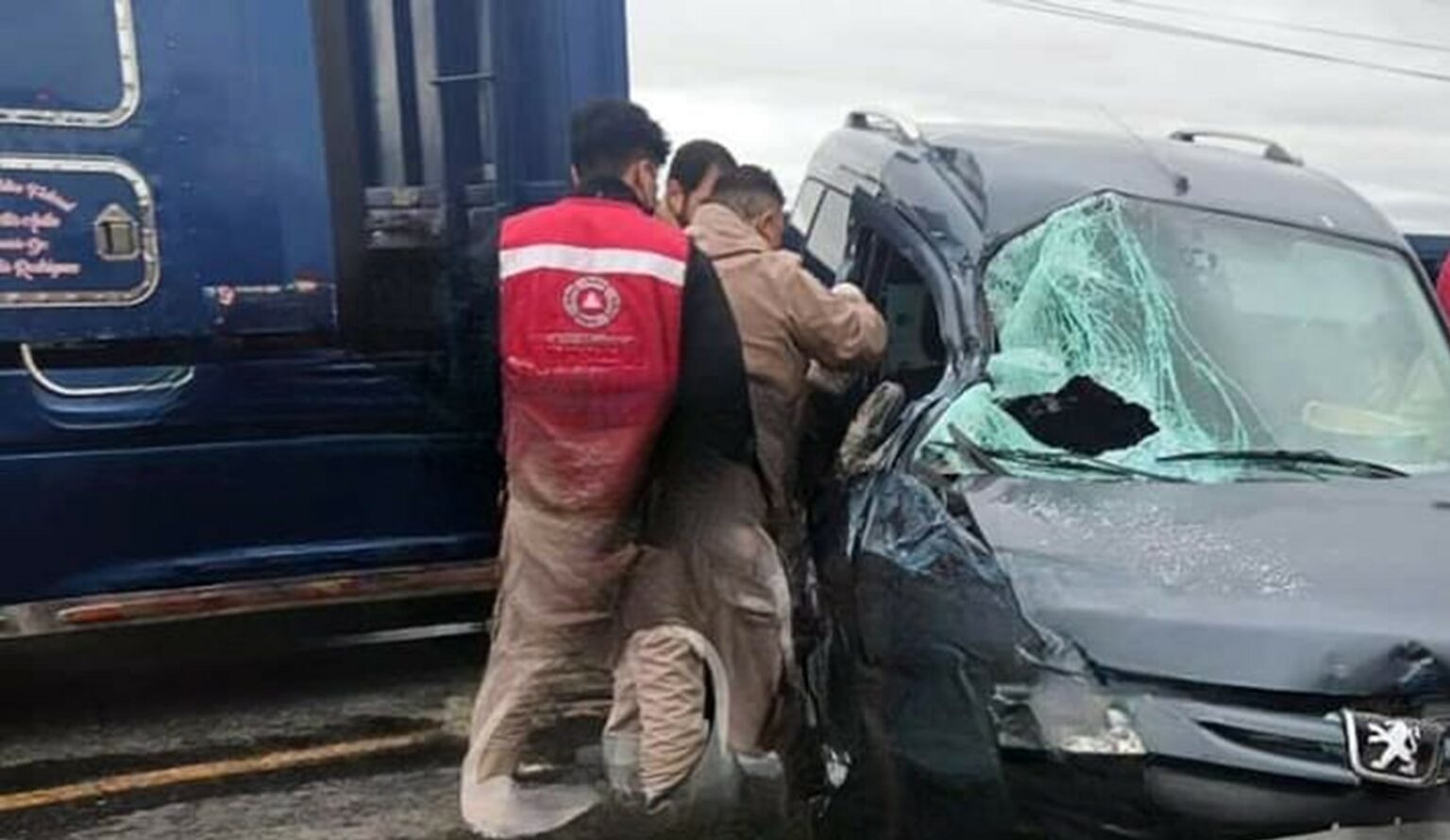 Tráiler embistió una camionete: una mujer lesionada