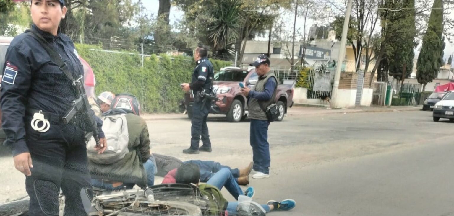 Motociclistas derrapan en caen en la Abecedario