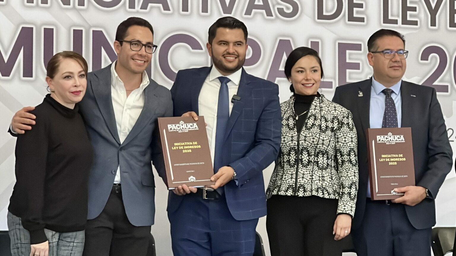 Jorge Reyes entrega en el Congreso del Estado la iniciativa de Ley de Ingresos 2025