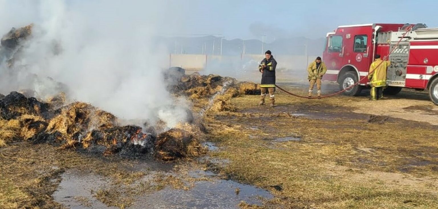 Incendian cientos de pacas de paja