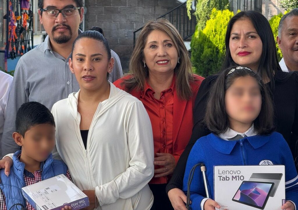 Entrega de tabletas electrónicas a estudiantes de educación básica