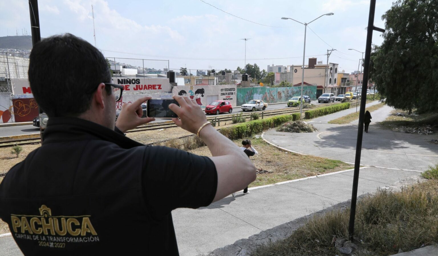 Jorge Reyes recorre calles pachuqueñas con afectaciones graves en el pavimento