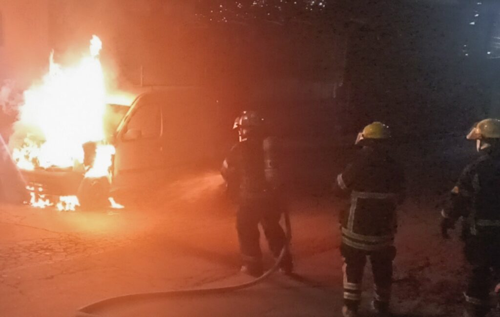 Bomberos sofocan incendio en vehículo