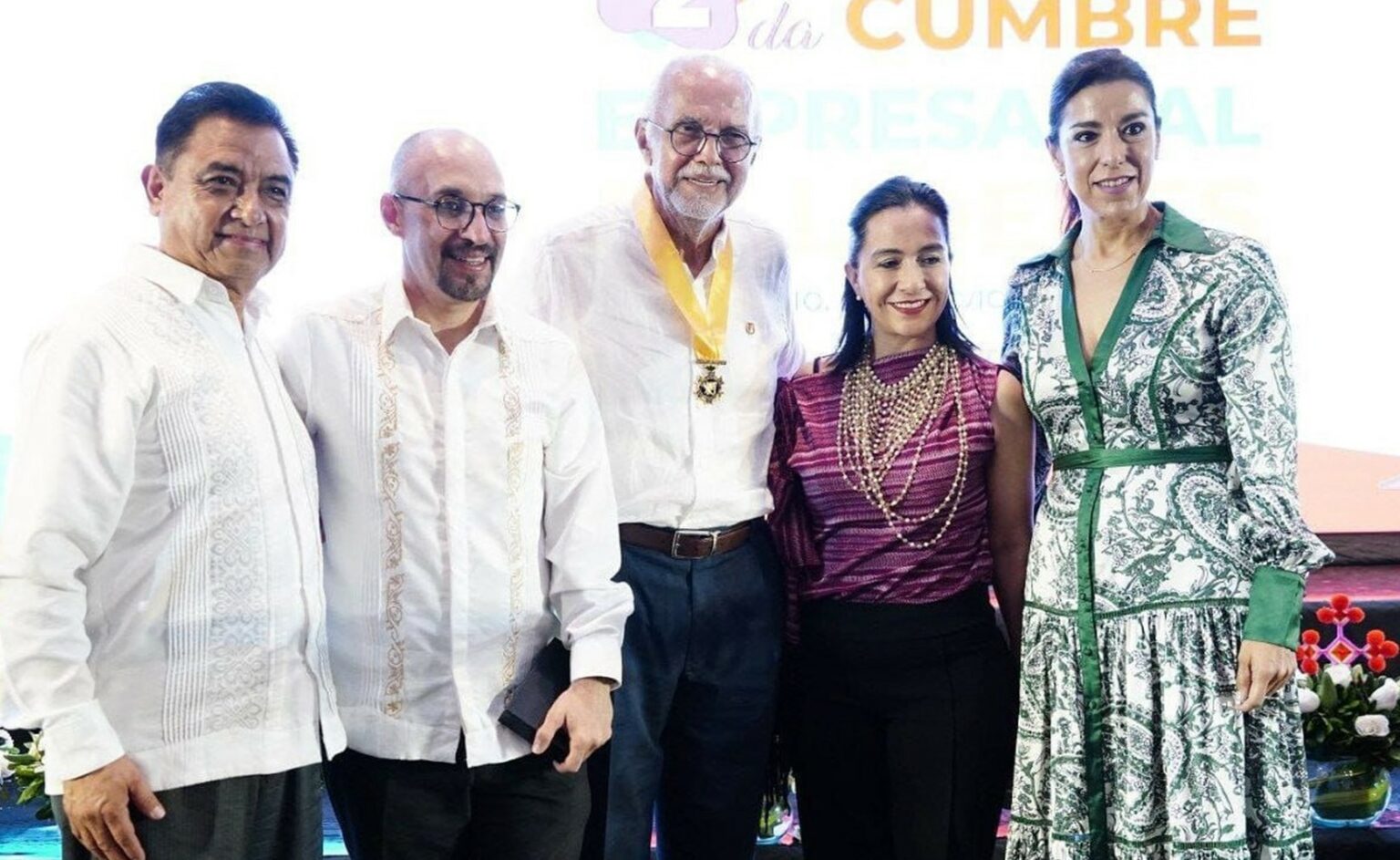 Andrés Velázquez entrega reconocimiento a gobernador de Nayarit