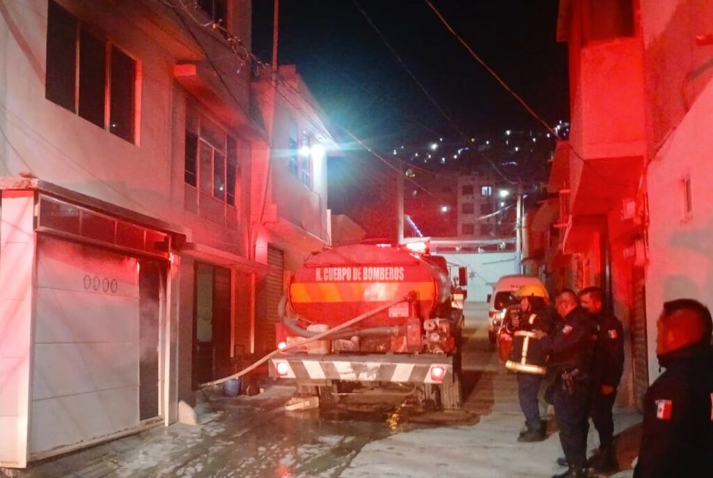 Hombre atrapado en medio de un incendio
