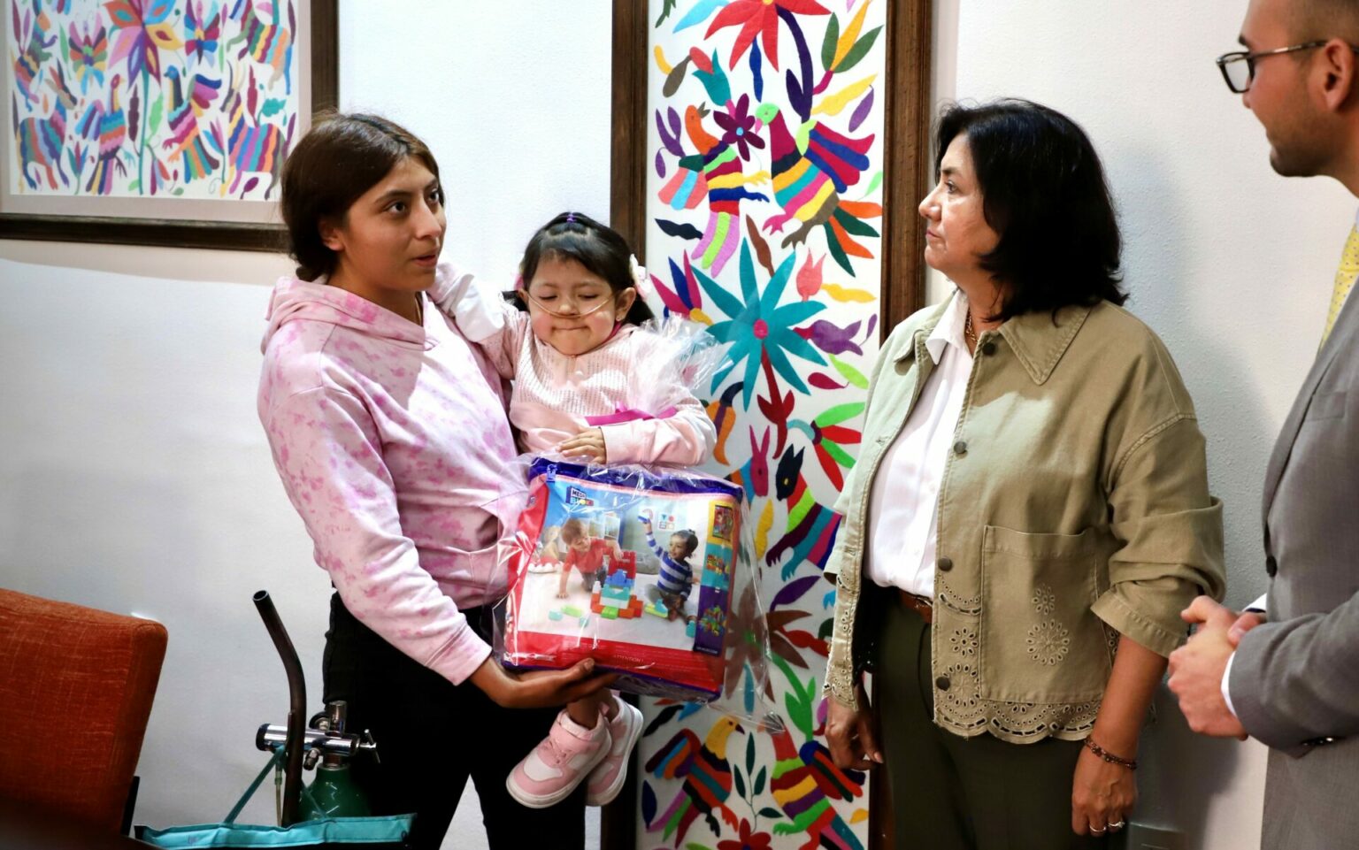 DIF Hidalgo brinda concentrador de oxígeno a Monse