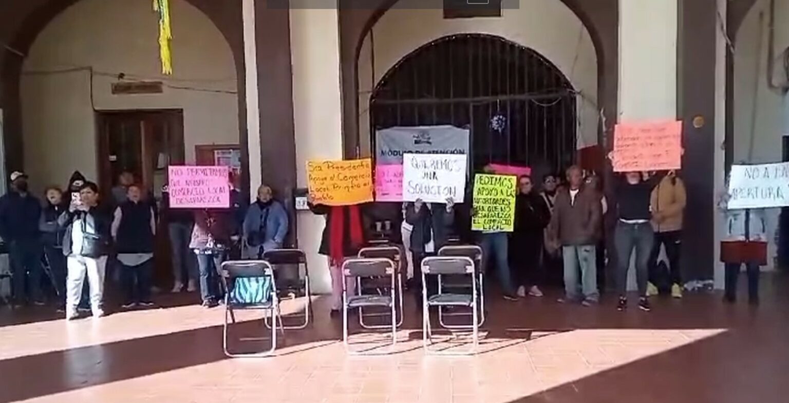 Comerciantes se manifiestan en alcaldía de Apan