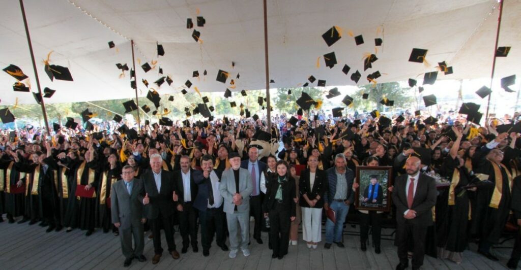 Compromiso de formar profesionistas con educación de excelencia