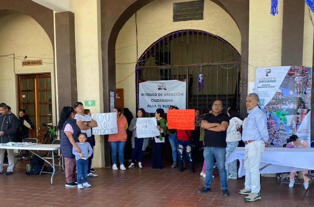 Comerciantes impiden celebración de sesión de cabildo