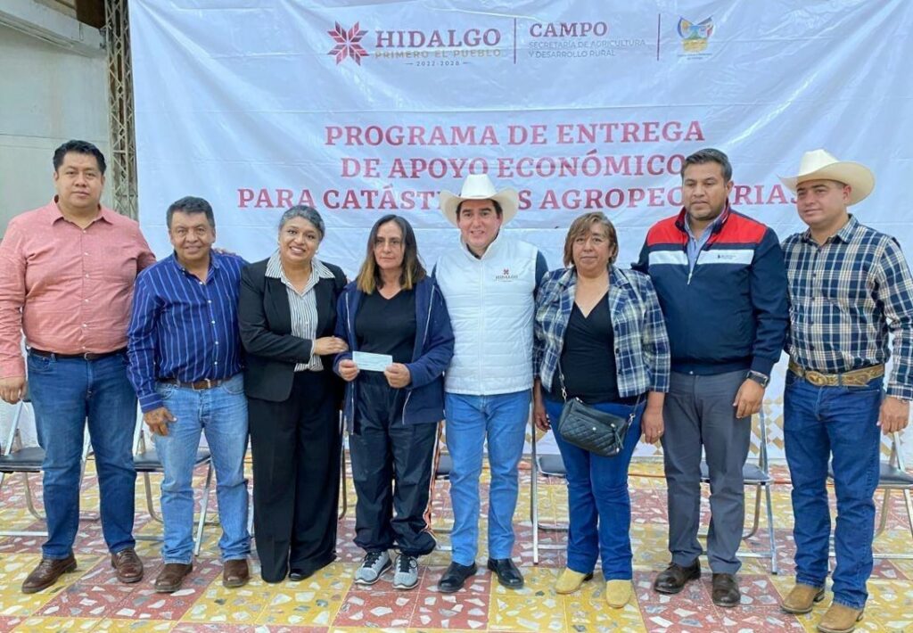 Entregan apoyos económicos a productores agrícolas