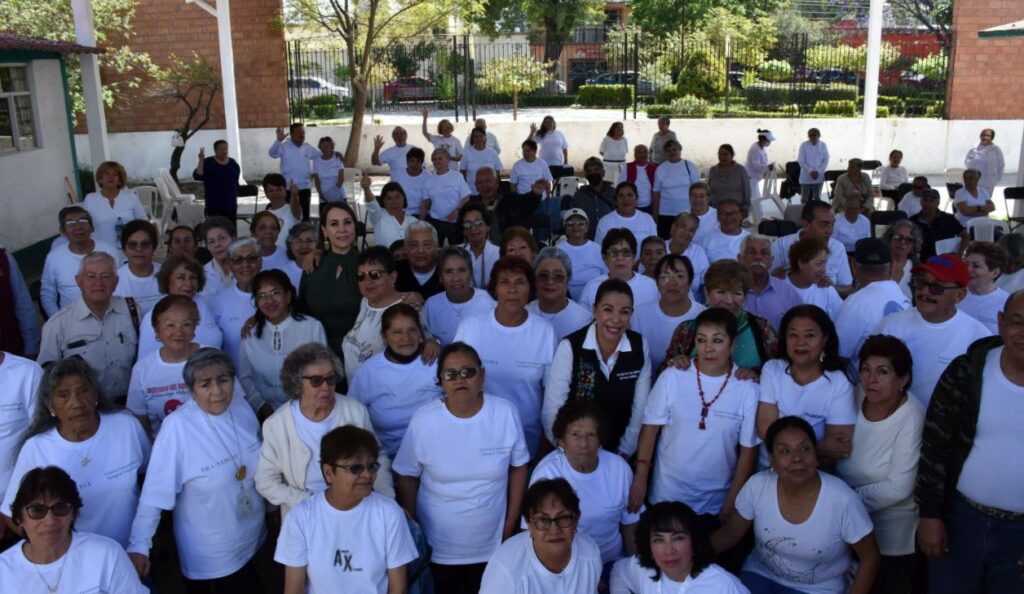 Gobernador Julio Menchaca atiende demanda de adultos mayores