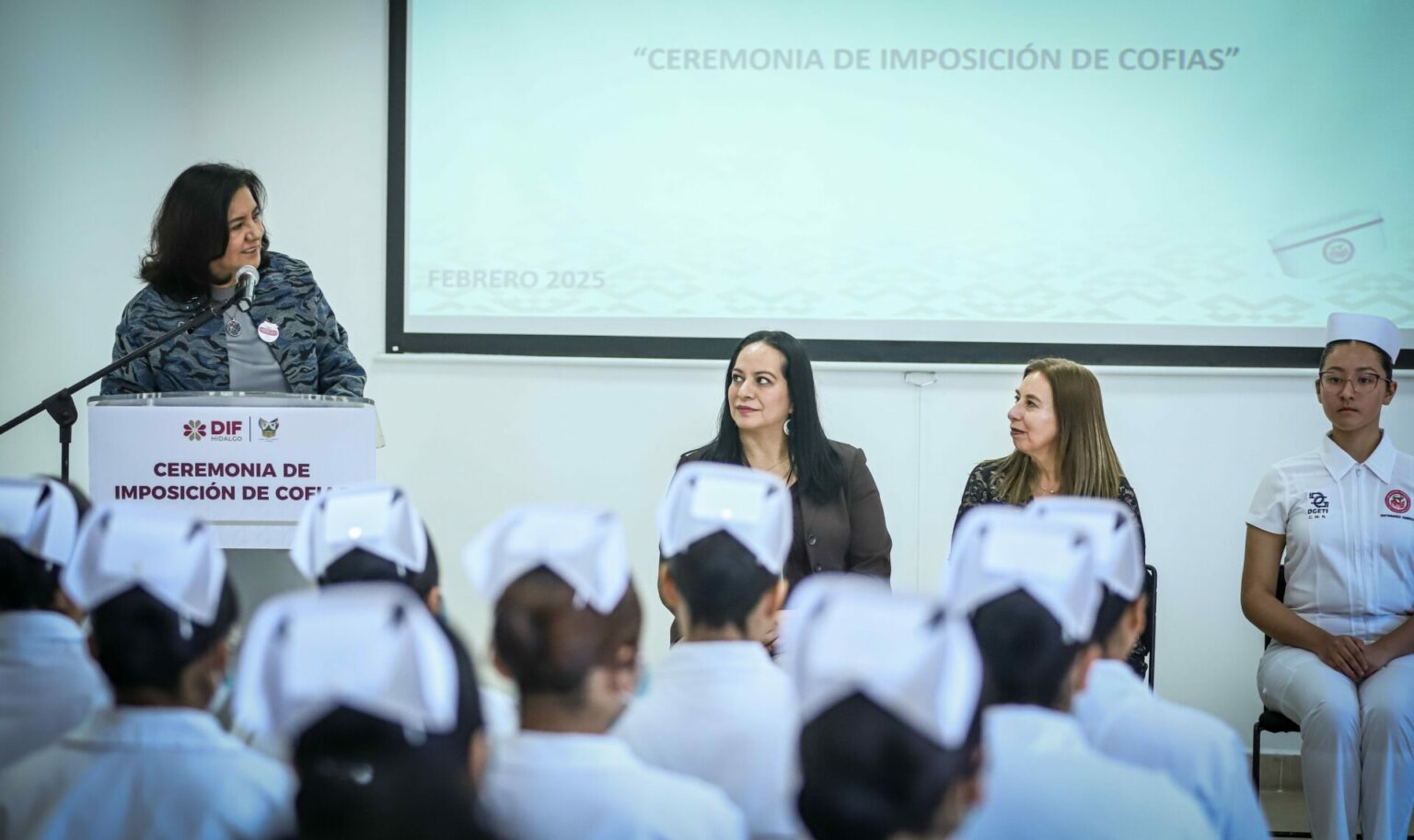 Edda Vite realiza imposición de cofias a 26 alumnas de la CMH