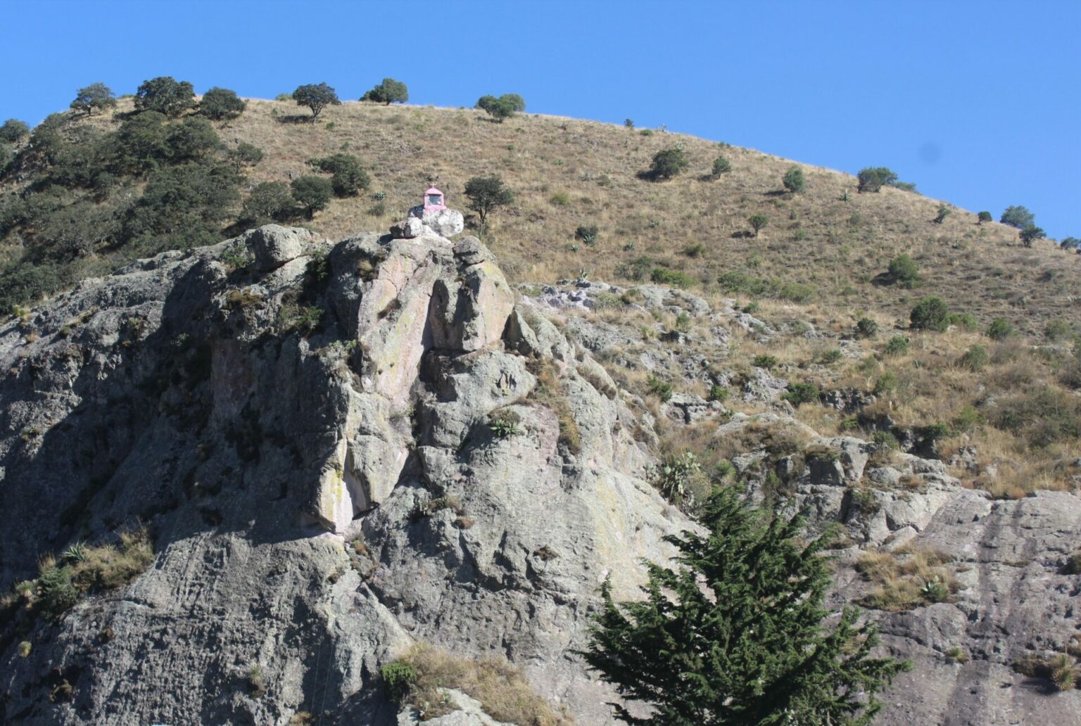 Bolas de fuego “bailan” en los cerros