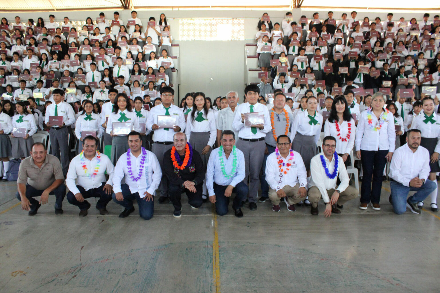 Estudiantes de la Huasteca hidalguense reciben tabletas electrónicas