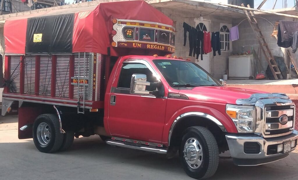 Roban camioneta a familia trabajadora