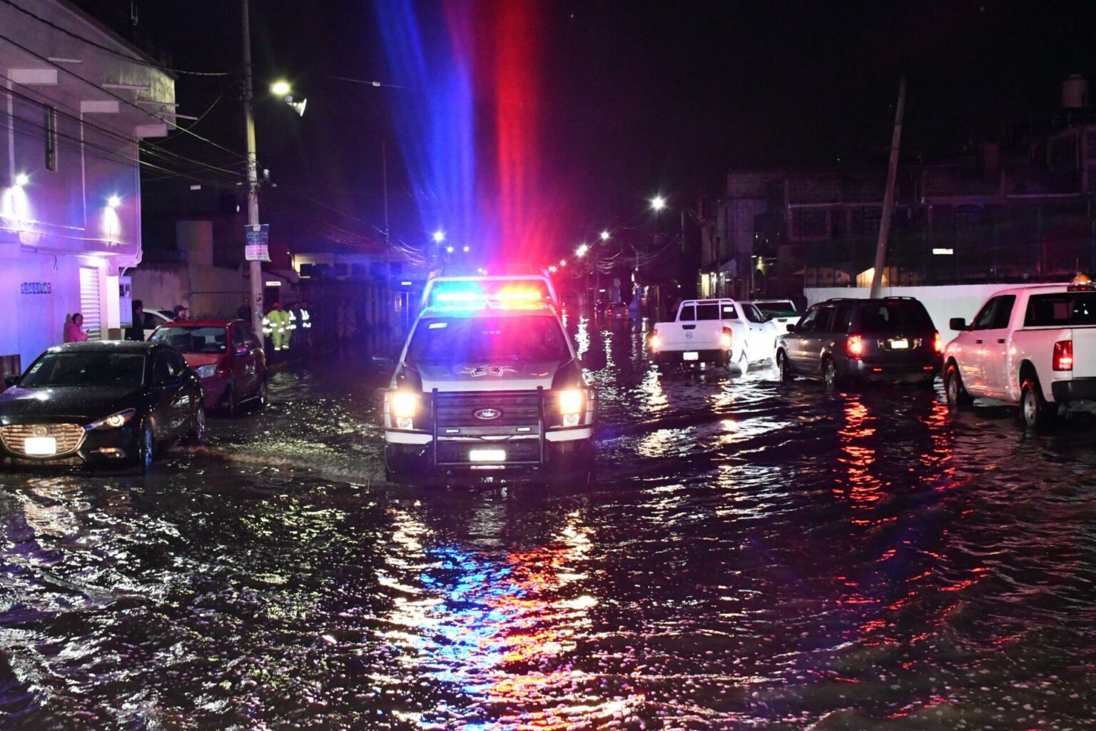 Estatales y Bomberos continúan labores de auxilio en la colonia Tuzos