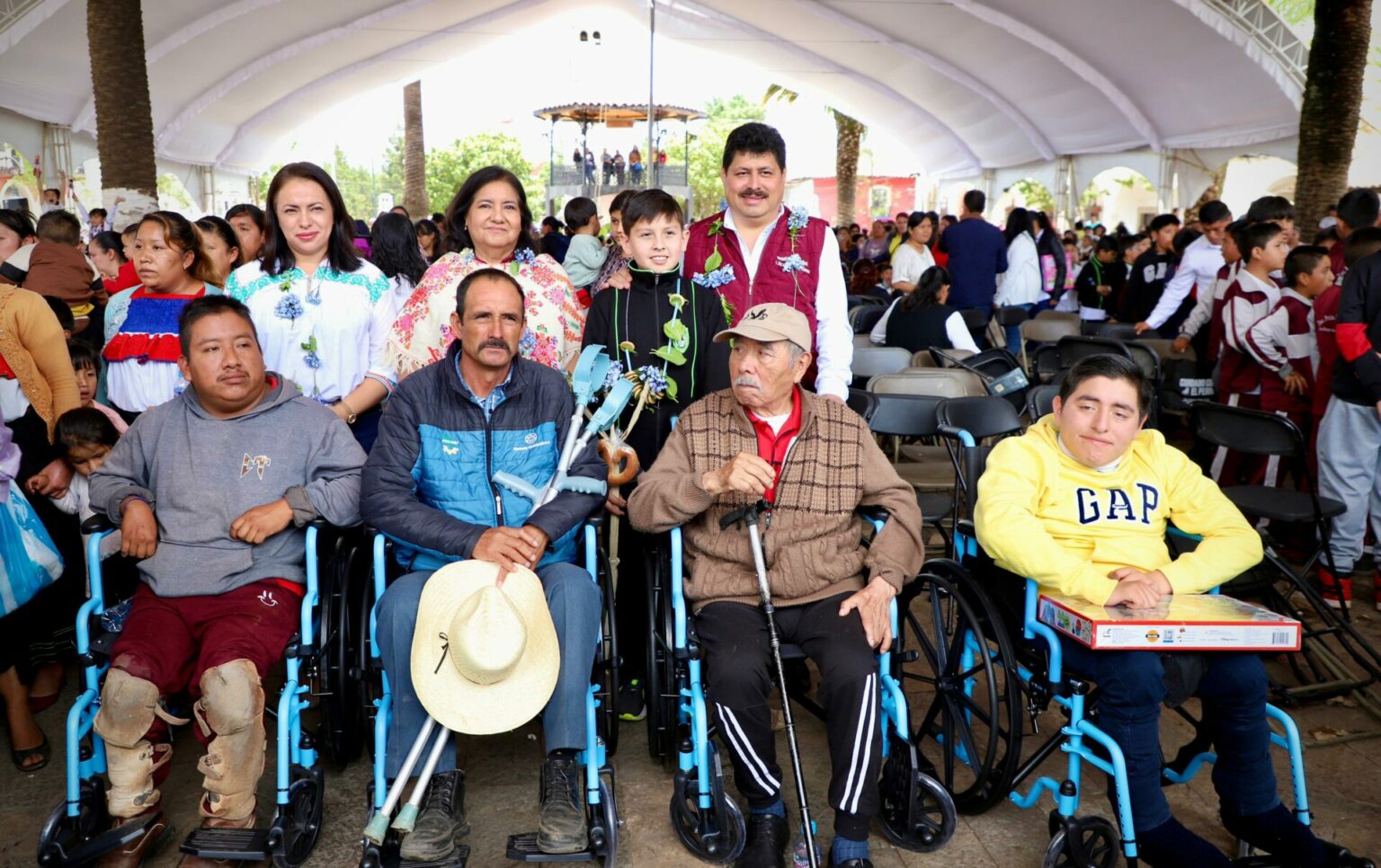 Entrega DIF Hidalgo juguetes y sillas de ruedas en Acaxochitlán