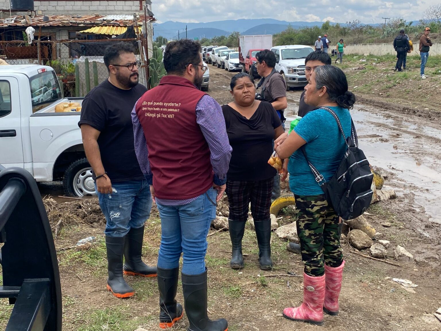 Despacho del Gobernador y Servidores del Pueblo colaboran en acciones de limpieza en Los Tuzos