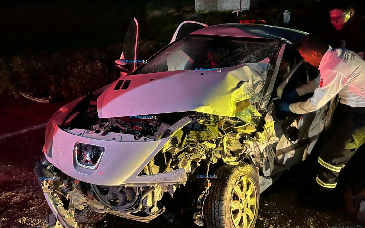 Cuatro heridos y un prensado en brutal choque