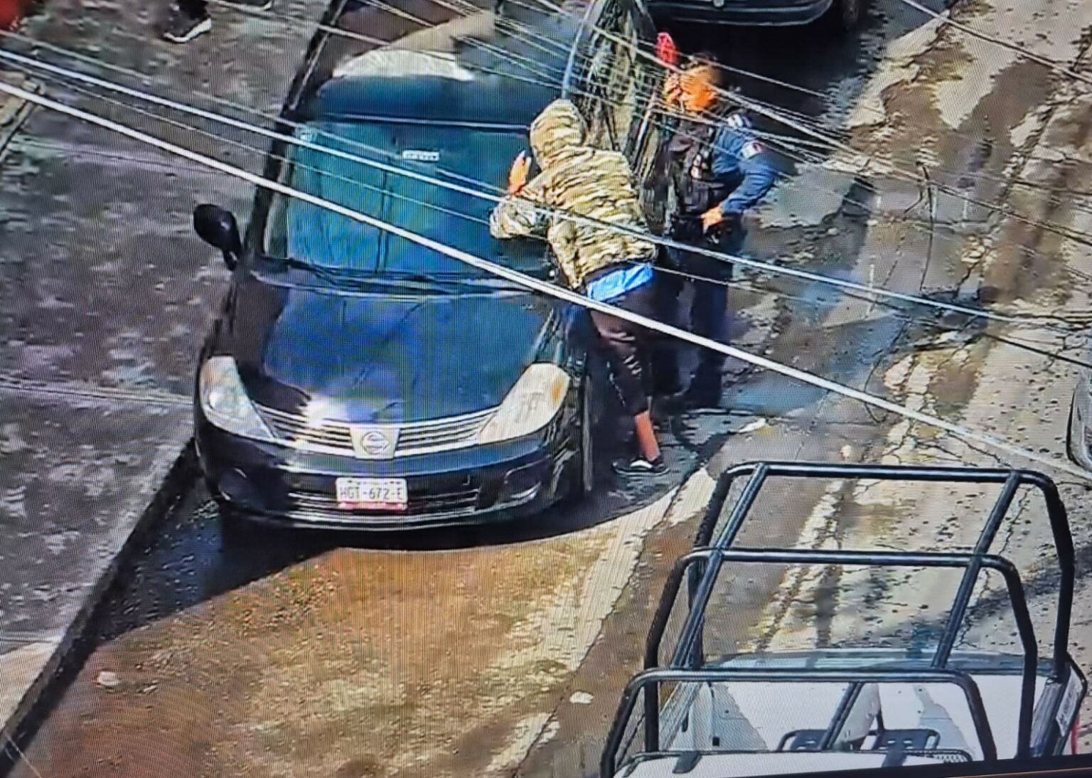 Sorprendidos al intentar abrir un automóvil