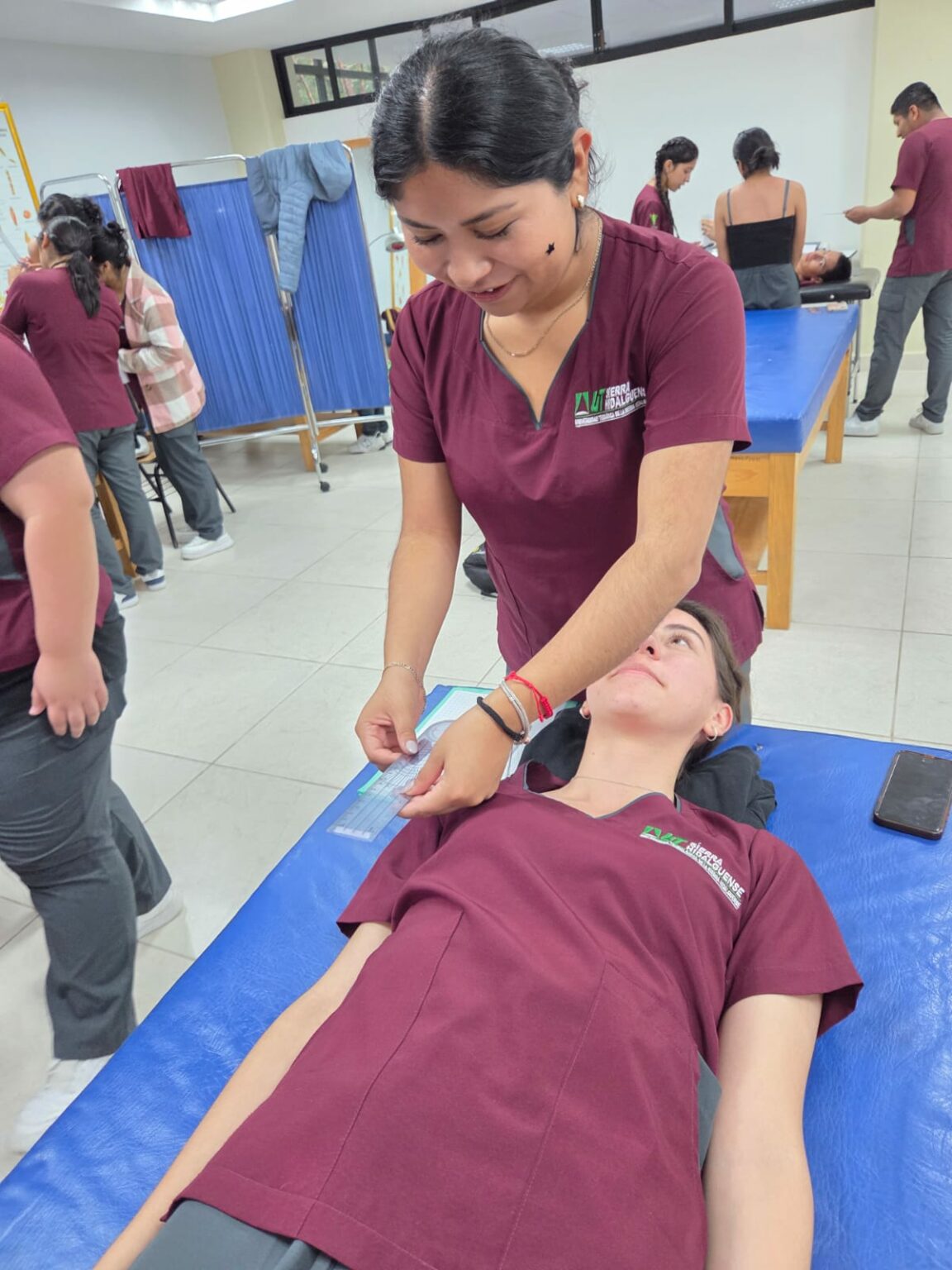 Estudiantes de Terapia Física de UTSH realizan práctica de movilidad articular