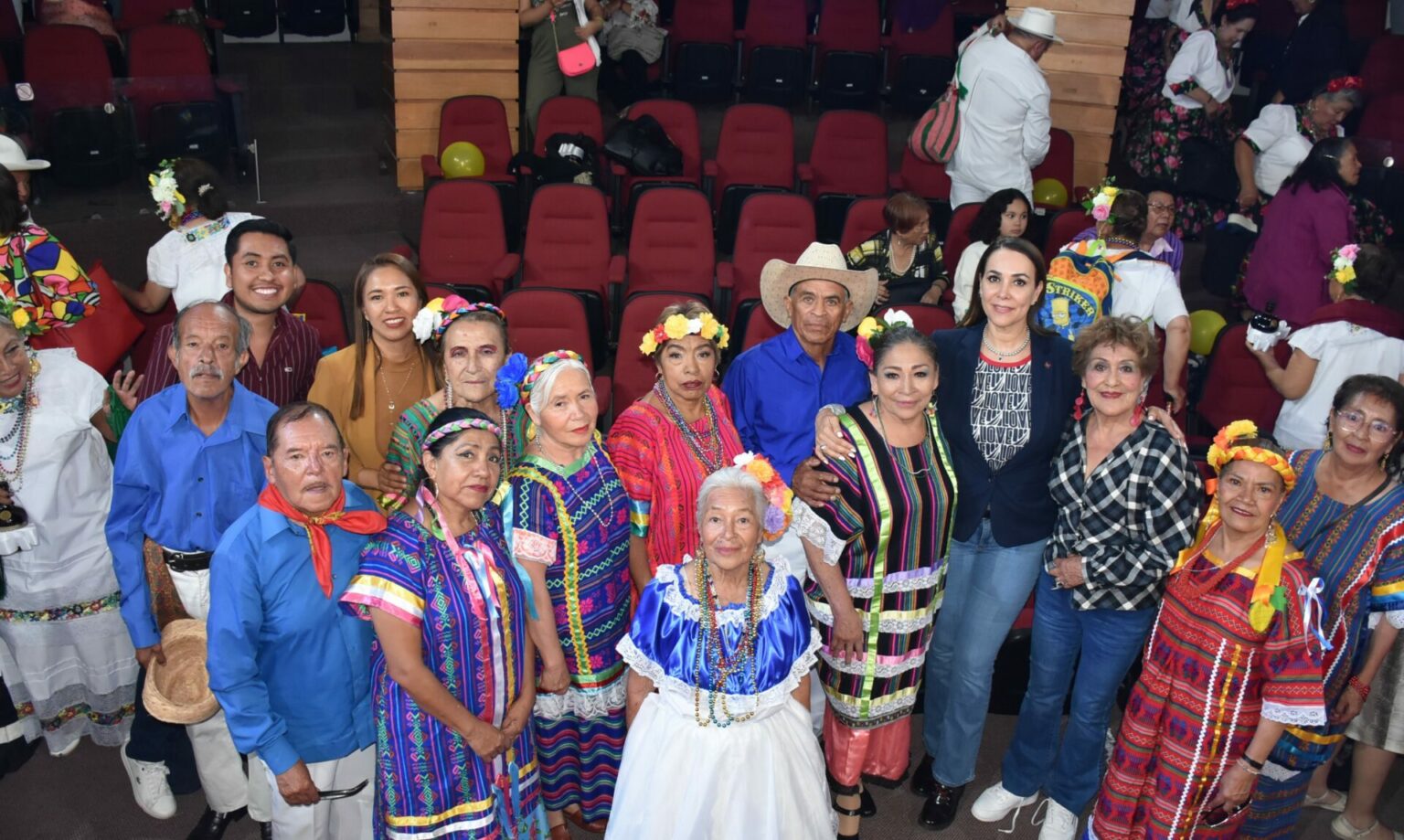 Encuentro de baile folclórico por el Mes de las Personas Mayores
