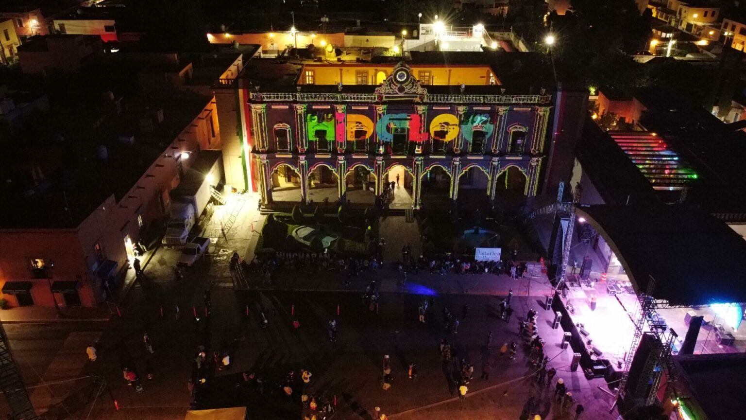 Huichapan se llena de color con videomapping en los festejos patrios