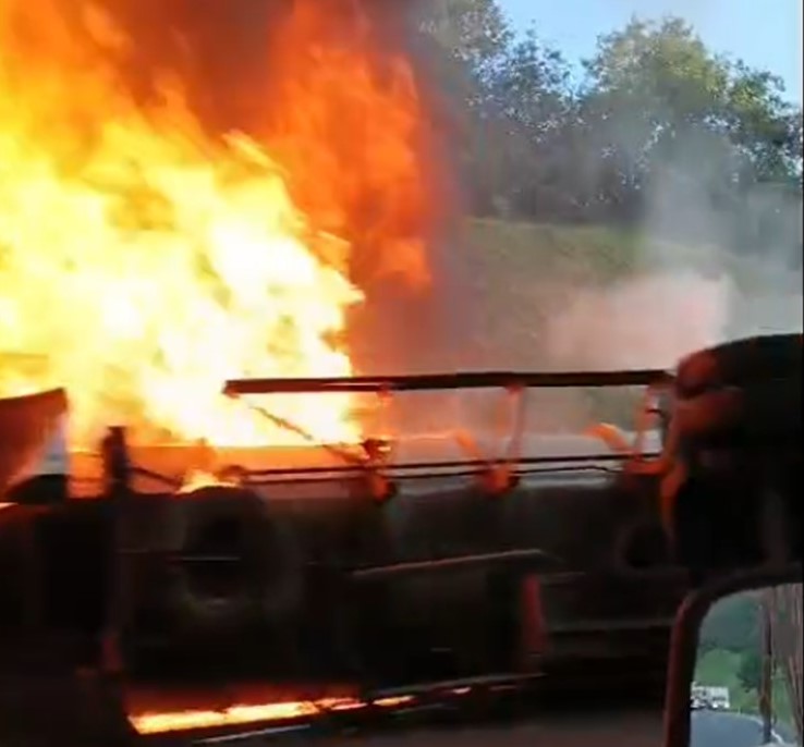Volcadura e incendio de pipa en la México-Tuxpan
