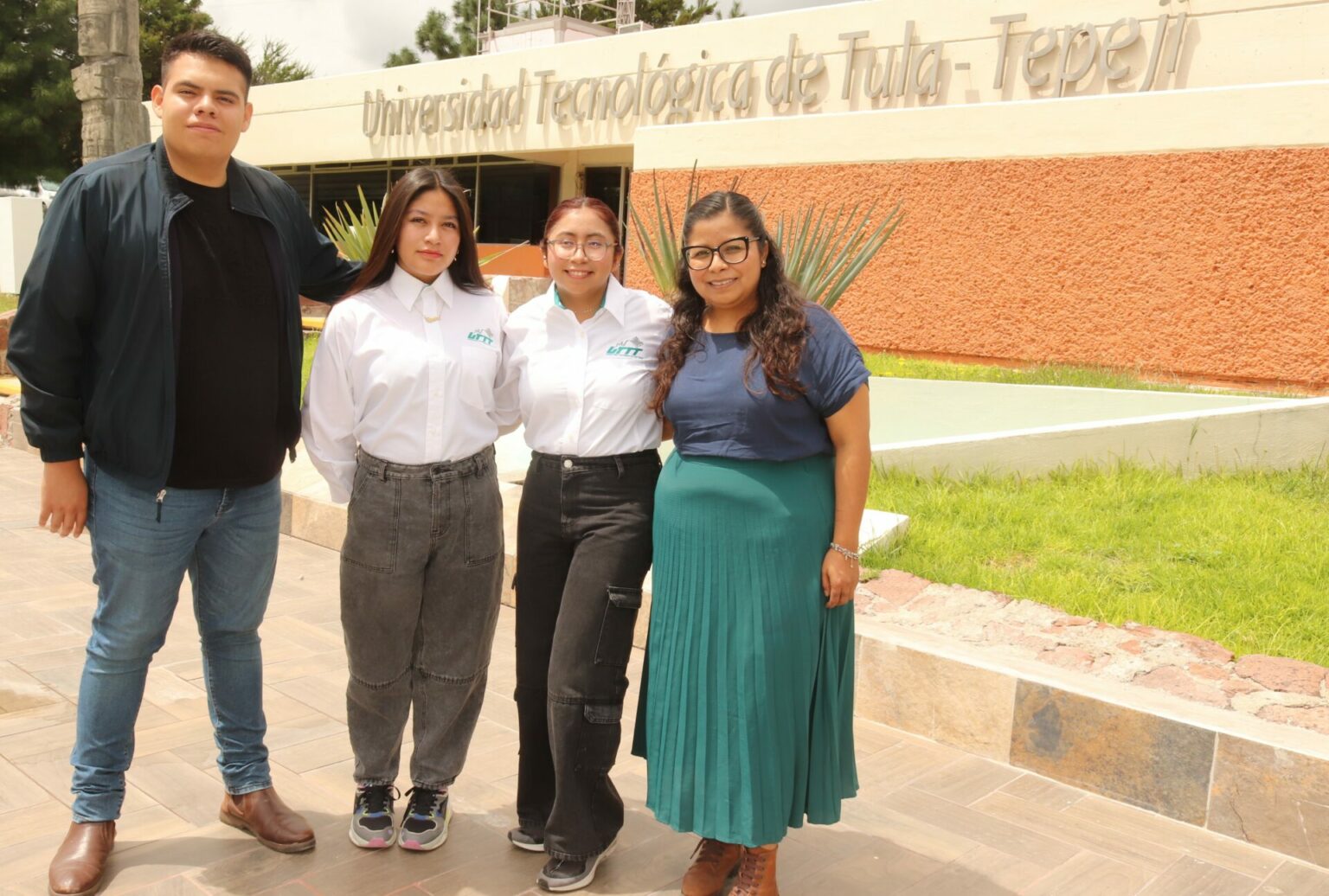 Estudiantes destacan en Crevolution Hackathon 2025