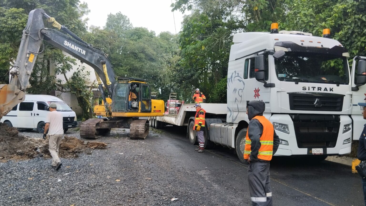 SIPDUS traslada maquinaria para retirar derrumbe en Chapulhuacán