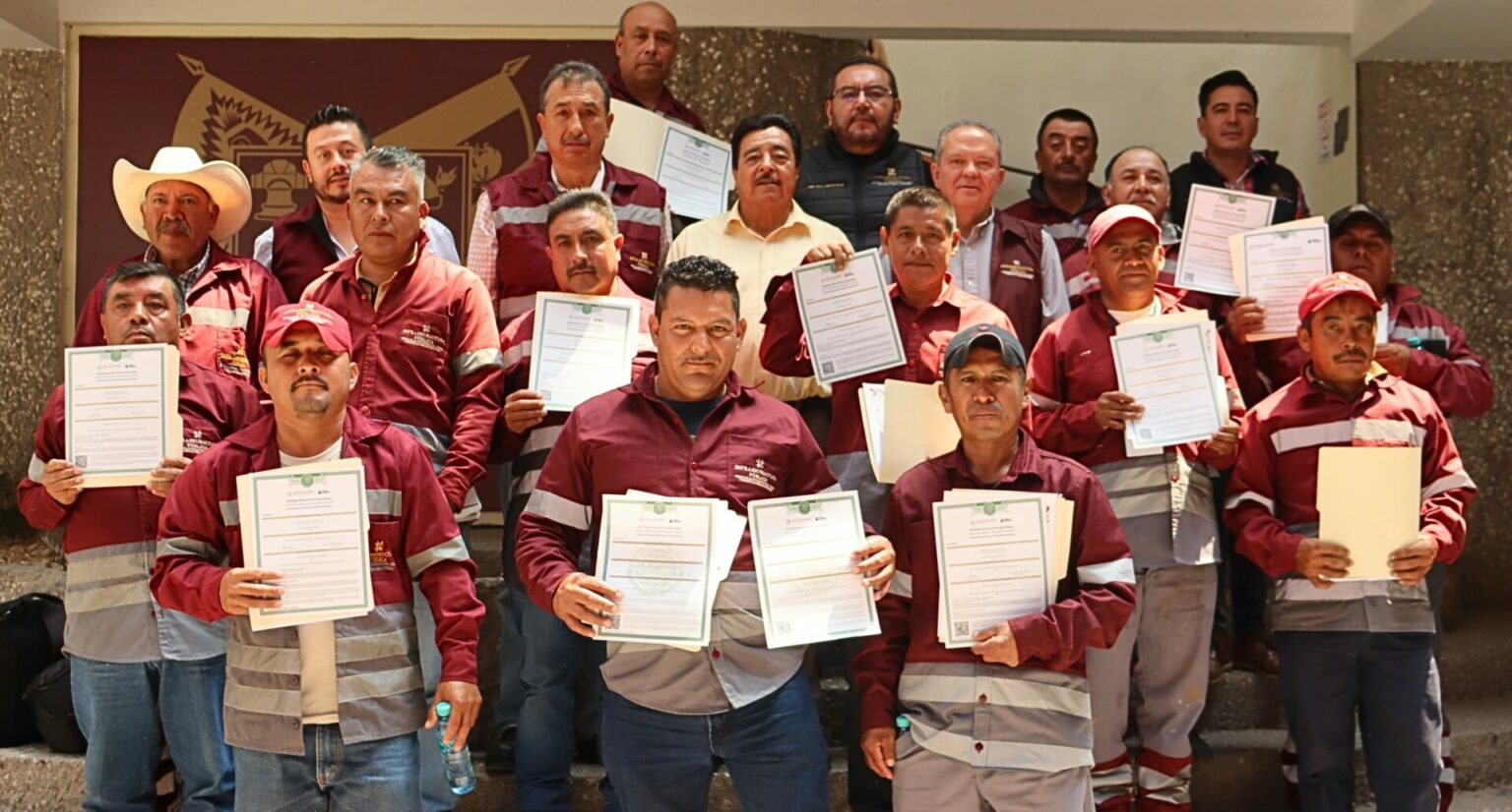 Trabajadores reciben certificados de educación primaria y secundaria