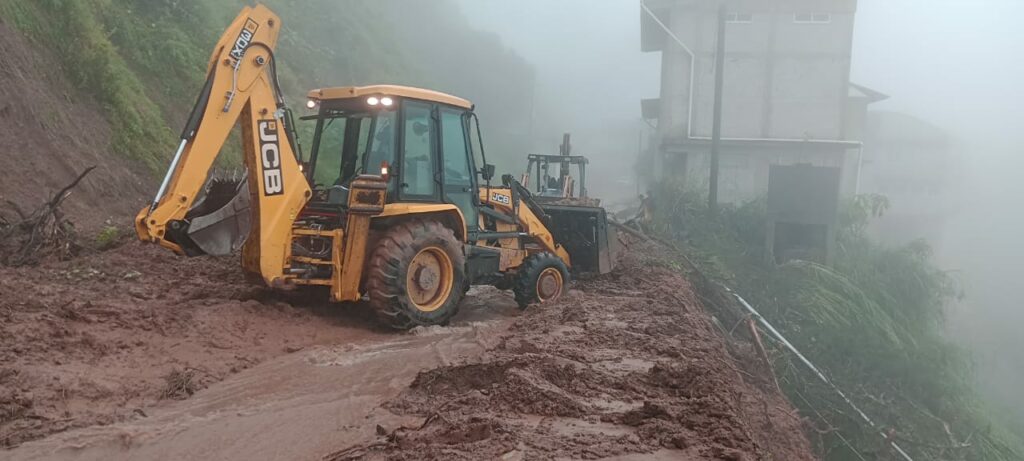 Avanza en reconstrucción de caminos dañados por lluvias