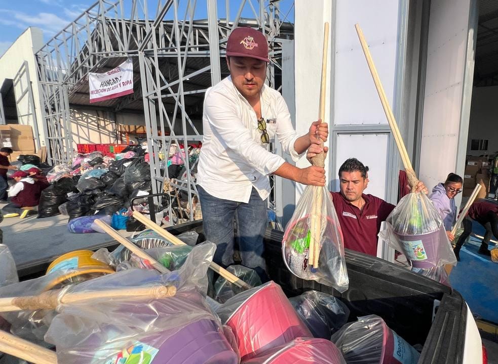 CAASIM mando cargamento de kits de limpieza y despensas para Tenango de Doria y Calnali