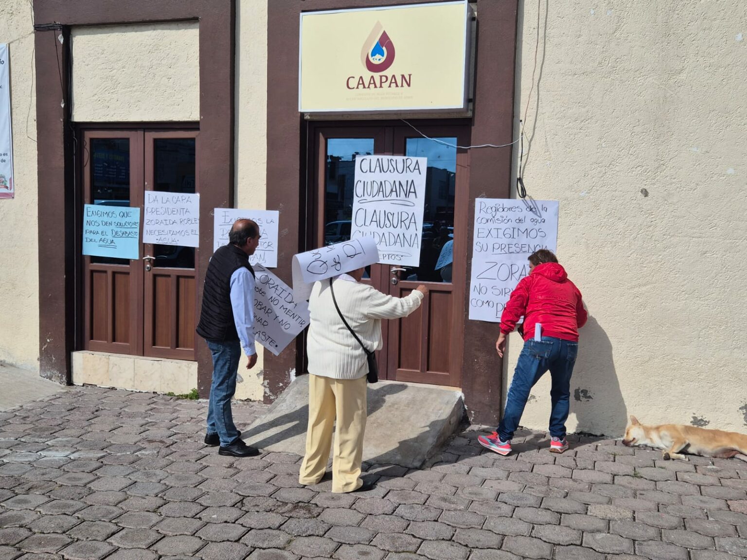 Quieren agua y exigen renuncia del director de CAAPAN