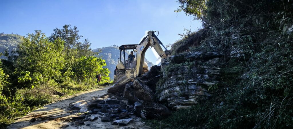 Siguen trabajos para restablecer acceso a comunidades