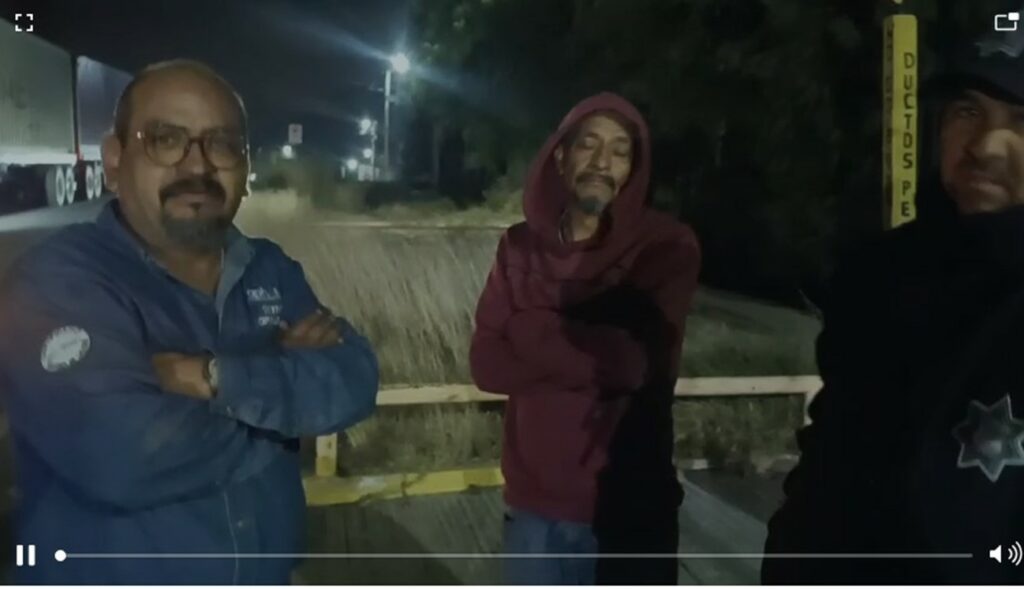 Tráiler “atorado” en calles de Tepeapulco