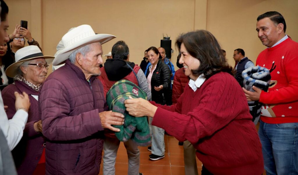 DIF Hidalgo entrega cobijas para esta temporada invernal