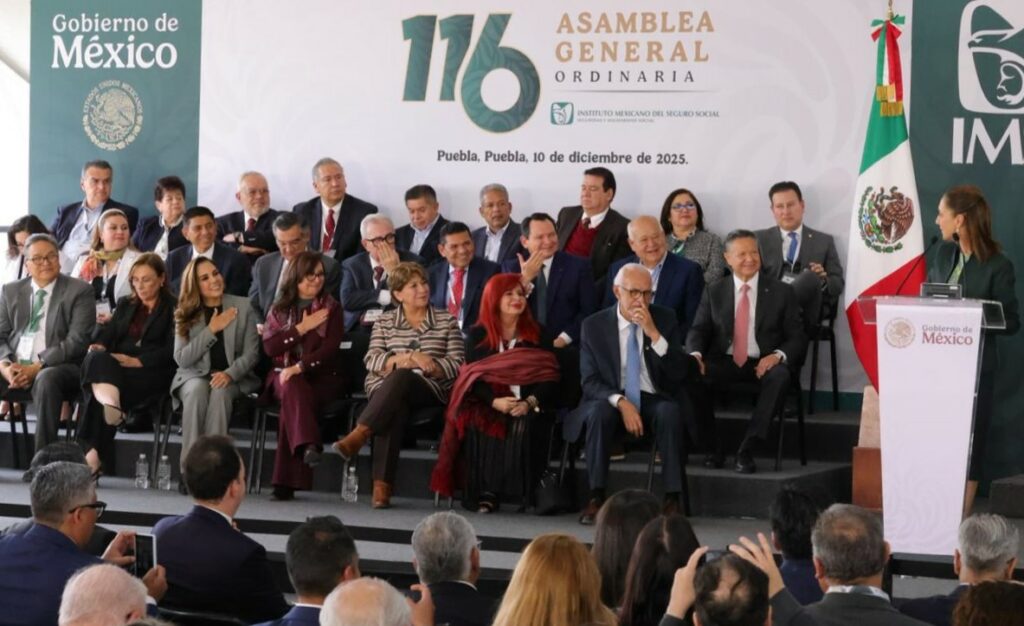 Julio Menchaca asiste a la 116 Asamblea General Ordinaria del IMSS
