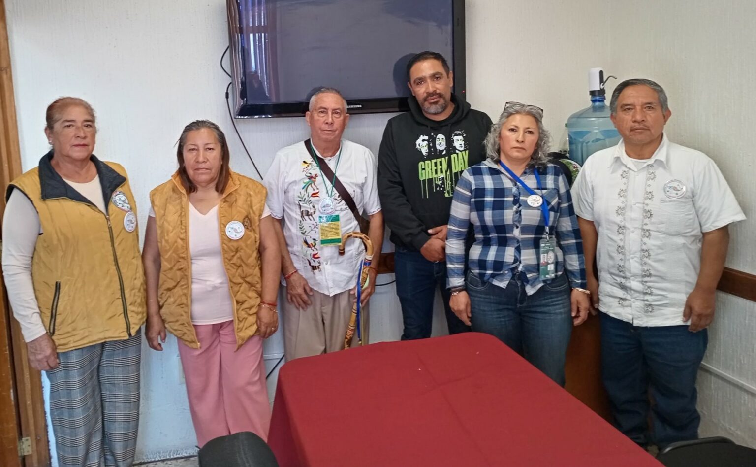 Representantes indigenas reunidos con regidor de Tepeapulco
